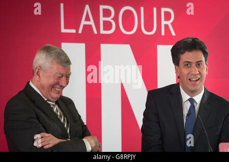 L'ancien leader travailliste Ed Miliband (à droite) et l'ancien ministre de l'intérieur Alan Johnson s'expriment lors d'un événement organisé par le Parti travailliste en faveur d'un vote pour rester dans l'UE lors du prochain référendum de juin sur l'adhésion de la Grande-Bretagne, au coin Street Neighbourhood Center, à Londres. Banque D'Images