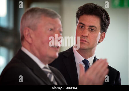 L'ancien leader travailliste Ed Miliband (à droite) et l'ancien ministre de l'intérieur Alan Johnson s'expriment lors d'un événement organisé par le Parti travailliste en faveur d'un vote pour rester dans l'UE lors du prochain référendum de juin sur l'adhésion de la Grande-Bretagne, au coin Street Neighbourhood Center, à Londres. Banque D'Images