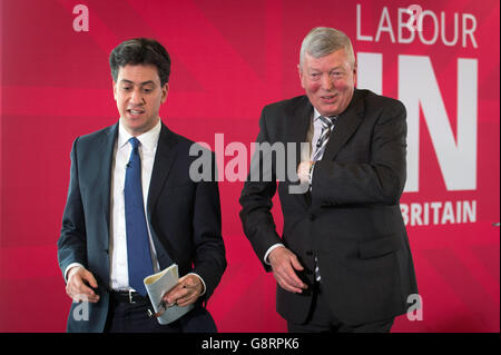 L'ancien leader travailliste Ed Miliband (à gauche) et l'ancien ministre de l'intérieur Alan Johnson lors d'un événement organisé par le Parti travailliste en faveur d'un vote pour rester dans l'UE lors du prochain référendum de juin sur l'adhésion de la Grande-Bretagne, au coin Street Neighbourhood Center, à Londres. Banque D'Images