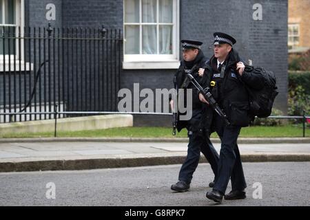 Police armée à Downing Street, Londres, à la suite d'attaques à la bombe coordonnées sur l'aéroport principal et le réseau métropolitain de Bruxelles, Belgique. Banque D'Images