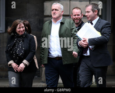 Jacqueline et Matthew McQuade (avant gauche et au centre) parents d'Erin 18, qui est décédé avec ses grands-parents Jack Sweeney, 68 ans, Et sa femme de 69 ans, Lorraine, dans l'accident de camion de Glasgow bin, quitte le Parlement à Édimbourg après une audience de procédure sur les offres de poursuites privées contre le conducteur Harry Clarke. Banque D'Images