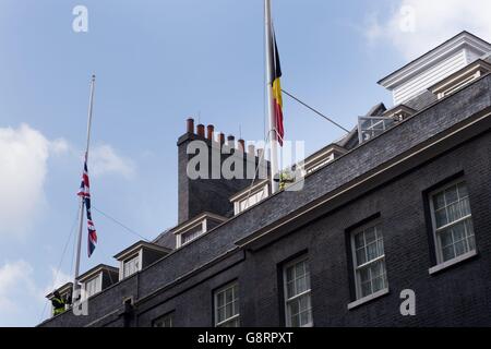 Le drapeau belge vole en Berne au-dessus du 10 Downing Street à Londres, à la suite d'attaques à la bombe coordonnées sur l'aéroport principal et le métro de Bruxelles. Banque D'Images