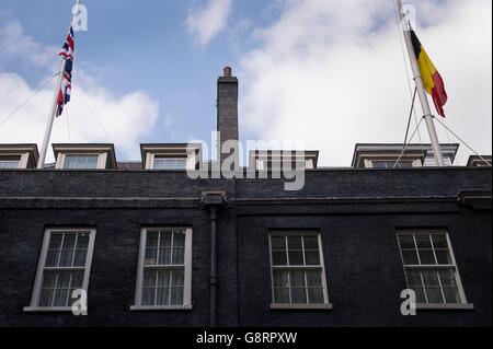 Le drapeau belge vole en Berne au-dessus du 10 Downing Street à Londres, à la suite d'attaques à la bombe coordonnées sur l'aéroport principal et le métro de Bruxelles. Banque D'Images