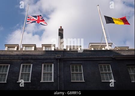 Le drapeau belge vole en Berne au-dessus du 10 Downing Street à Londres, à la suite d'attaques à la bombe coordonnées sur l'aéroport principal et le métro de Bruxelles. Banque D'Images