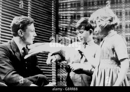 David Attenborough (l) observe que le Prince Charles et la princesse Anne se font des amis avec Cocky, un Cockatoo ramené de sa dernière expédition Zoo Quest. Les enfants royaux ont fait une visite non officielle aux studios de télévision de la BBC à Lime Grove, Londres. Ils avaient juste regardé le programme pour enfants 'Studio E' dans lequel Cocy avait paru. *Neg corrompu, scanné à partir du contact Banque D'Images