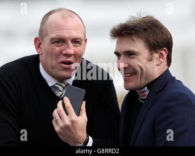 2016 Cheltenham Festival - Champion Day - Cheltenham Racecourse.Mike Tindall (à gauche) discute avec le jockey Tom Scudamore lors de la journée Champion du Festival Cheltenham 2016 à l'hippodrome de Cheltenham. Banque D'Images