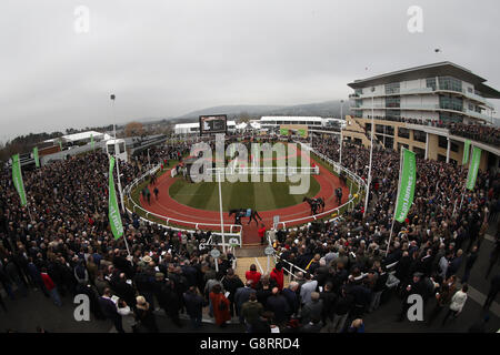 2016 Cheltenham Festival - Champion Day - Cheltenham Racecourse.Une vue générale du défilé et des foules remplies pendant la journée Champion du Festival Cheltenham 2016 à l'hippodrome de Cheltenham. Banque D'Images