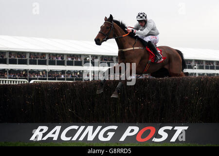 2016 Cheltenham Festival - Champion Day - Cheltenham Racecourse.Jockey Davy Russell à bord de l'Assemblée du matin pendant la journée du Champion du Festival Cheltenham 2016 à l'hippodrome de Cheltenham. Banque D'Images