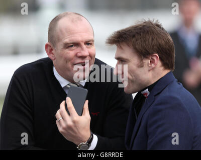 2016 Cheltenham Festival - Champion Day - Cheltenham Racecourse.Mike Tindall (à gauche) discute avec le jockey Tom Scudamore lors de la journée Champion du Festival Cheltenham 2016 à l'hippodrome de Cheltenham. Banque D'Images