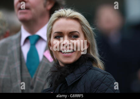 2016 Cheltenham Festival - Champion Day - Cheltenham Racecourse.L'entraîneur de chevaux Rebecca Curtis pendant la journée Champion du Festival Cheltenham 2016 à l'hippodrome de Cheltenham. Banque D'Images