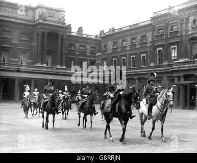 Le roi George V et le prince Arthur de Connaught passent par le quadrilatère de Buckingham Palace pour la cérémonie de Trooping The Color. Banque D'Images