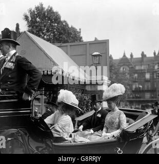 Le roi George V et la reine Mary arrivent au spectacle équestre, Olympia. Banque D'Images