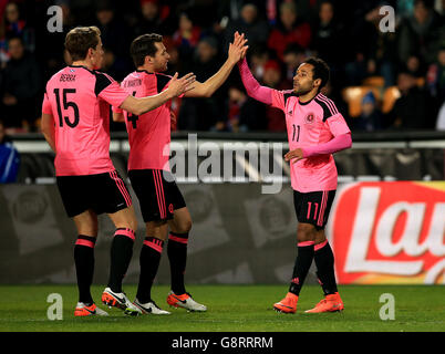 Ikechi Anya en Écosse célèbre le premier but de son équipe avec Christophe Berra (à gauche) et Russell Martin lors de l'International friendly à la Generali Arena de Prague. Banque D'Images