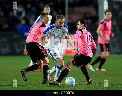 Michal Kadlec, de la République tchèque, Kenny McLean (à droite), de l'Écosse, et Darren Fletcher, de l'Écosse, se battent pour le bal lors de l'International friendly à la Generali Arena, à Prague. Banque D'Images