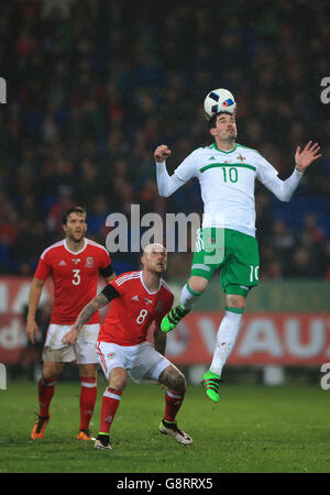 Kyle Lafferty (à droite), en Irlande du Nord, remporte le ballon dans les airs lors de l'International friendly au Cardiff City Stadium, à Cardiff. Banque D'Images