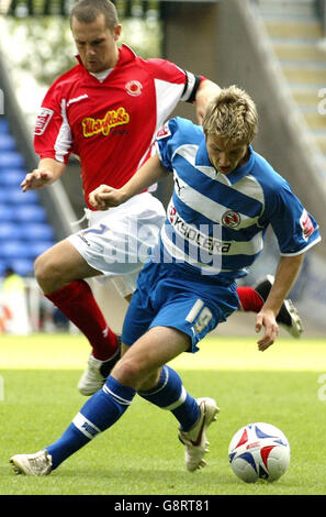 Reading's Kevin Doyle (R) bataille pour le ballon avec Kenny Lunt de Crewe Alexandra pendant le match de championnat Coca-Cola au stade Madejski, Reading, samedi 17 septembre 2005. APPUYEZ SUR ASSOCIATION photo. Le crédit photo devrait se lire: Jane Mingay/PA. Banque D'Images