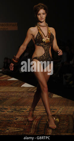 Un modèle porte une création par le designer Julien Macdonald, au cours de sa semaine de la mode printemps/été 2006 show, à la BFC tente, Musée d'Histoire Naturelle, dans le centre de Londres dimanche 18 septembre 2005. ASSOCIATION DE PRESSE Photo. Crédit photo doit se lire : Yui Mok/PA Banque D'Images