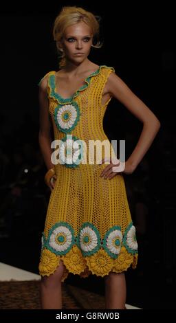 Un modèle porte une création par le designer Julien Macdonald, au cours de sa semaine de la mode printemps/été 2006 show, à la BFC tente, Musée d'Histoire Naturelle, dans le centre de Londres dimanche 18 septembre 2005. ASSOCIATION DE PRESSE Photo. Crédit photo doit se lire : Yui Mok/PA Banque D'Images