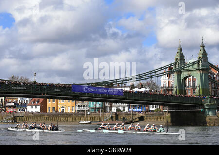 Team Oxford (à gauche) dirige l'équipe Cambridge sous Hammersmith Bridge lors de la Women's Boat Race sur la Tamise, Londres. Banque D'Images