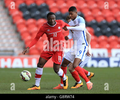Marcus Rashford (à droite), en Angleterre, et Ballou Tabla, au Canada, se battent pour le ballon lors du match international des moins de 20 ans au Keepmoat Stadium, Doncaster. Banque D'Images