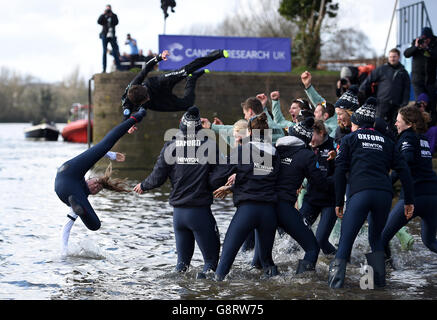 Cambridge Men's Blue Boat cox Ian Middleton (deuxième à gauche) et Oxford Women's Blue Boat cox Rosemary Ostfeld (à gauche) sont jetés dans la Tamise tandis que les deux équipes célèbrent leurs victoires dans les courses de bateaux respectives sur la Tamise, Londres. Banque D'Images