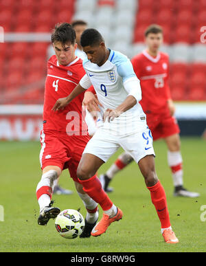 Marcus Rashford (à droite), en Angleterre, et Thomas meilleur-Giguère, au Canada, se battent pour le ballon lors du match international des moins de 20 ans au Keepmoat Stadium, Doncaster. Banque D'Images