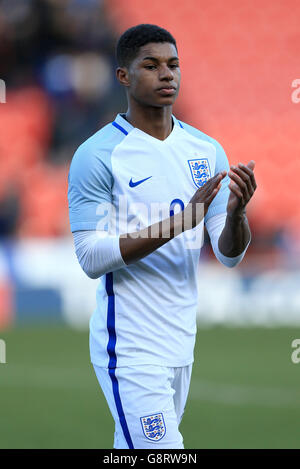 Marcus Rashford, en Angleterre, applaudit les fans après le coup de sifflet final lors du match international des moins de 20 ans au Keepmoat Stadium, Doncaster. Banque D'Images