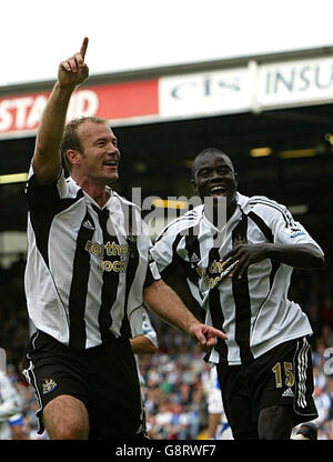 Alan Shearer (L), de Newcastle United, célèbre son but contre Blackburn Rovers, avec son coéquipier Amdy Faye lors du match Barclays Premiership à Ewood Park, Blackburn, le dimanche 18 septembre 2005. APPUYEZ SUR ASSOCIATION photo. Le crédit photo devrait se lire : David Davies/PA. Banque D'Images