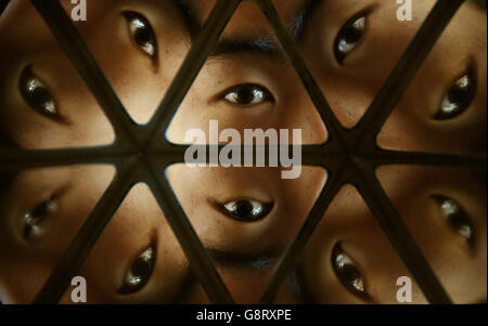 Kengo Shibata, étudiant à l'Université d'Édimbourg, est photographié à travers le Kaléidoscope « six Planet » qui fera partie d'une exposition de kaléidoscopes célébrant le 200e anniversaire de l'invention de l'instrument. Banque D'Images