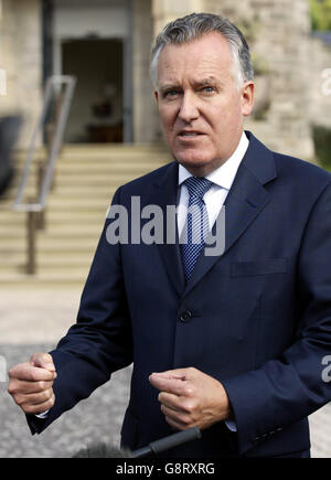 Un dossier photo du secrétaire d'État d'Irlande du Nord Peter Hain au château de Stormont, en date du lundi 12 septembre,2005 le secrétaire d'Irlande du Nord a mis en garde aujourd'hui lundi 19 septembre 2005 l'IRA contre tout nouveau retard dans le désarmement.les Provisionals ont été soumis à des pressions pour fermer leurs décharges d'armes depuis qu'ils ont déclaré en juillet qu'ils avaient abandonné la violence pour de bon.Voir PA Story ULSTER Decommission.Presse Association photo. Photo crédit devrait lire Paul Faith/PA Banque D'Images
