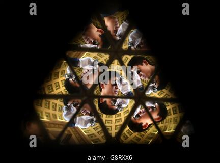 Kengo Shibata, étudiant à l'Université d'Édimbourg, est photographié en regardant un kaléidoscope à travers le Kaléidoscope « six Planet », qui fera partie d'une exposition de kaléidoscopes célébrant le 200e anniversaire de l'invention de l'instrument. Banque D'Images