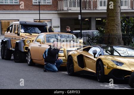 Trois voitures d'or d'Arabie Saoudite (gauche-droite) une Mercedes G 63 6x6, Rolls-Royce Phantom coupe et Lamborghini Aventador ont reçu des billets de stationnement sur Cadogan place à Knightsbridge, Londres. Banque D'Images