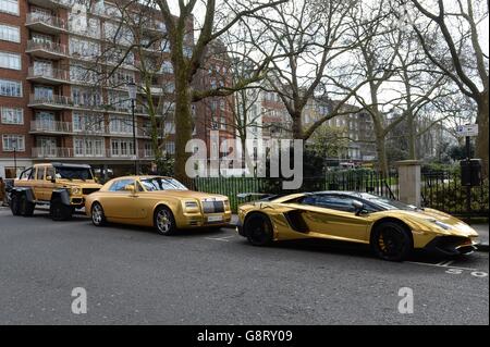 Trois voitures d'or d'Arabie Saoudite (gauche-droite) une Mercedes G 63 6x6, Rolls-Royce Phantom coupe et Lamborghini Aventador ont reçu des billets de stationnement sur Cadogan place à Knightsbridge, Londres. Banque D'Images