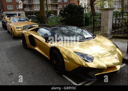 Trois voitures d'or d'Arabie Saoudite (gauche-droite) une Mercedes G 63 6x6, Rolls-Royce Phantom coupe et Lamborghini Aventador ont reçu des billets de stationnement sur Cadogan place à Knightsbridge, Londres. Banque D'Images