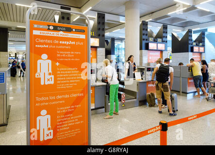 Les voyageurs de l'air à l'Easyjet bagages dans 24, l'aéroport de Palma, Palma de Mallorca, Majorque, Espagne Europe Banque D'Images