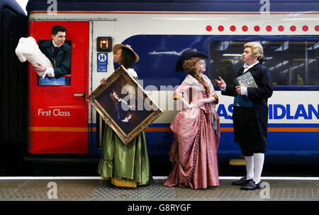 (De gauche à droite) les acteurs habillés comme Lord Byron, Lady Elizabeth Foster, Georgiana, Duchess of Devonshire et Joseph Wright partent en train de la gare de Kings Cross St Pancras, Londres pour embarquer sur le Grand Tour qui comprend Nottingham Contemporary, Chatsworth, Derby Museum, et la Harley Gallery, Welbeck. Chacun célébrera le Grand Tour en exposant à la fois des œuvres contemporaines et des vieux maîtres. Banque D'Images