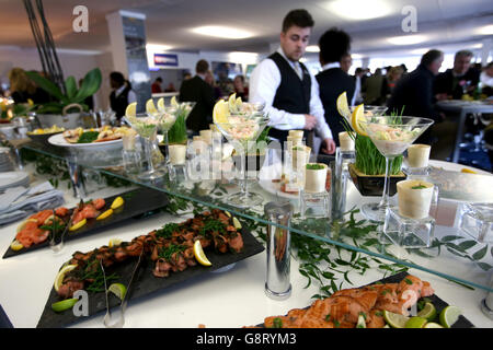 2016 Cheltenham Festival - Champion Day - Cheltenham Racecourse.Repas servis dans la suite d'accueil de Tattersalls lors de la journée Champion Day au Cheltenham Festival 2016 de Cheltenham Racecourse. Banque D'Images