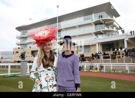 Mlle Cheltenham Sophie Lydia Smith (à gauche) et Vogue Williams lors de la Journée des dames au Cheltenham Festival 2016 de Cheltenham Racecourse. Banque D'Images