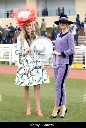 2016 Cheltenham Festival - Ladies Day - Cheltenham Racecourse.Mlle Cheltenham Sophie Lydia Smith (à gauche) et Vogue Williams lors de la Journée des dames au Cheltenham Festival 2016 de Cheltenham Racecourse. Banque D'Images