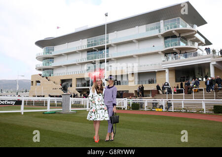 Mlle Cheltenham Sophie Lydia Smith (à gauche) et Vogue Williams lors de la Journée des dames au Cheltenham Festival 2016 de Cheltenham Racecourse. Banque D'Images