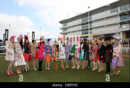 Mlle Cheltenham Sophie Lydia Smith (au centre à gauche) et Vogue Williams (au centre à droite) lors de la Journée des dames au Cheltenham Festival 2016 de Cheltenham Racecourse. Banque D'Images