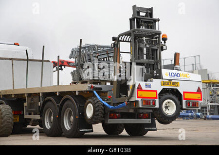 Monté sur un camion et un chariot à fourche en position de transport c'est fixé à l'arrière d'une remorque de camions Banque D'Images