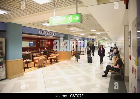 Land-side bar café à l'aéroport de Gatwick South Terminal. Les passagers montre s'asseoir et de marcher avec des bagages Banque D'Images