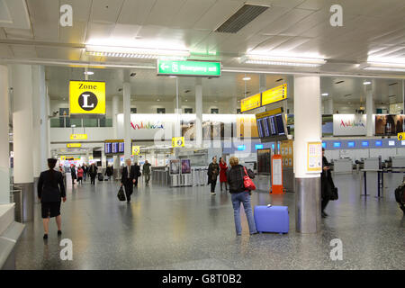 Vue de l'intérieur de l'Aérogare Sud Salle d'enregistrement à l'aéroport de Gatwick de Londres. Les passagers avec bagages montre Banque D'Images