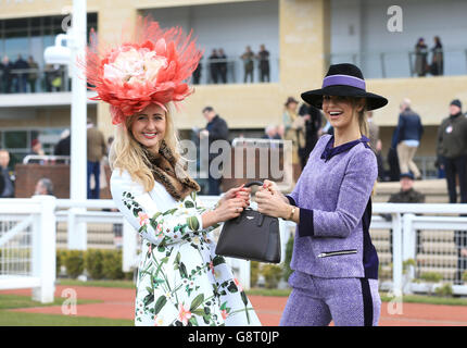 Mlle Cheltenham Sophie Lydia Smith (à gauche) et Vogue Williams lors de la Journée des dames au Cheltenham Festival 2016 de Cheltenham Racecourse. Banque D'Images