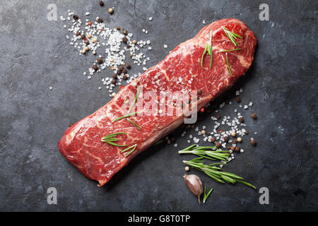 Matières faux filet de boeuf au romarin, sel et poivre, la cuisson à table en pierre Banque D'Images