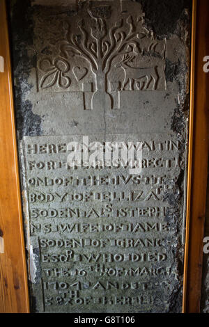 L'Irlande, Sligo, Drumcliff, église St Columbas, intérieur, 1704 monument en pierre sculptée à Elizabeth Soden Banque D'Images