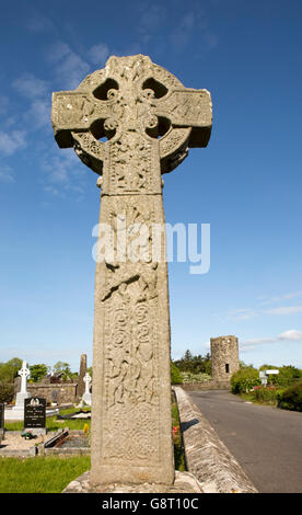 L'Irlande, Sligo, Drumcliff, St Columbas Churchyard, High Cross et Tour Ronde Banque D'Images