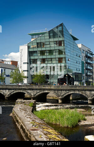 L'Irlande, Sligo, Sligo, Glasshouse Hotel Hyde et pont sur la rivière rivière Garavogue Banque D'Images