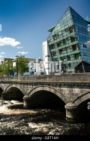 L'Irlande, Sligo, Sligo, Glasshouse Hotel Hyde et pont sur la rivière rivière Garavogue Banque D'Images